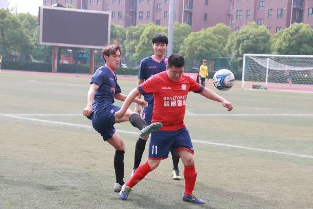 组图：葡萄牙队抵达训练场 C罗挥手向球迷致意